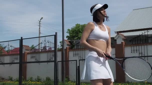 Mujer de la cosecha jugando al tenis en la cancha — Vídeo de stock