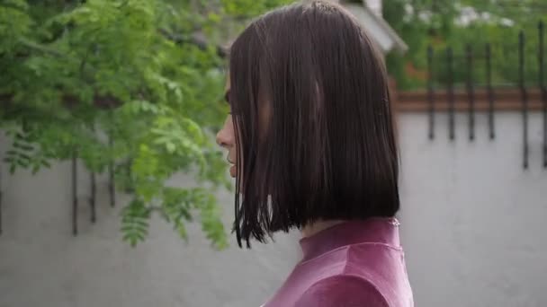 Brune séduisante adulte dans un parc d'été