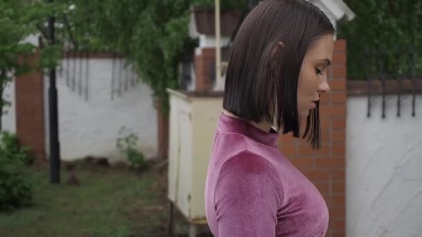 Brune séduisante adulte dans un parc d'été