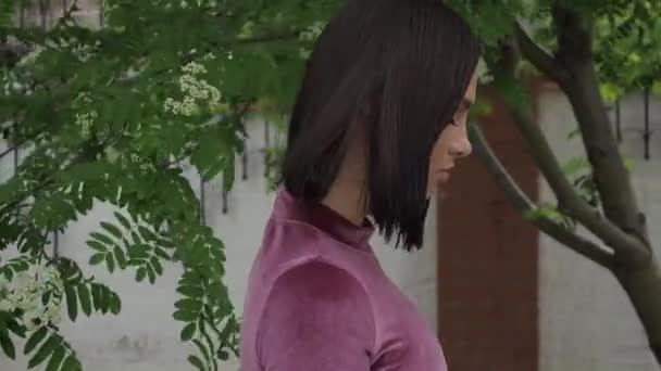 Brune séduisante adulte dans un parc d'été