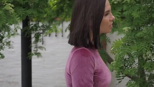 Brune séduisante adulte dans un parc d'été