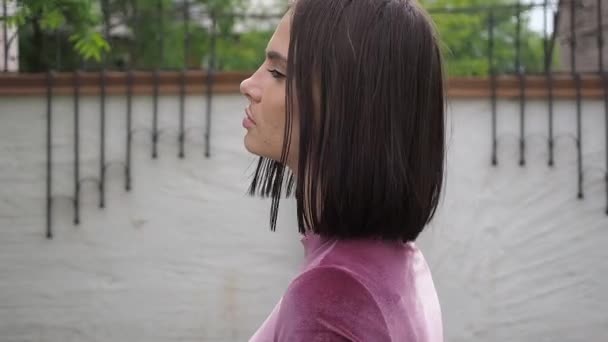 Brune séduisante adulte dans un parc d'été