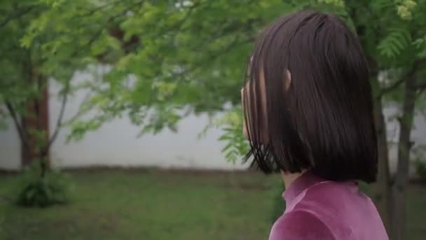 在夏季公园里吸引成年人的黑发美女 — 图库视频影像