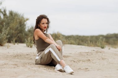 Sıska kadın yazın sahilde dinleniyor.