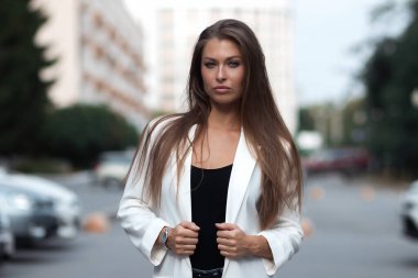 Şehrin arka planında beyaz ceketli güzel bir kızın portresi..