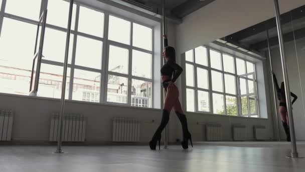 演播室里在杆子上跳舞的灵活女人 — 图库视频影像