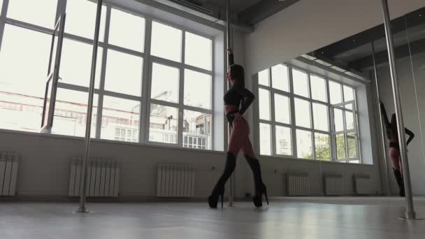 Flexibele vrouw dansend op paal in studio — Stockvideo