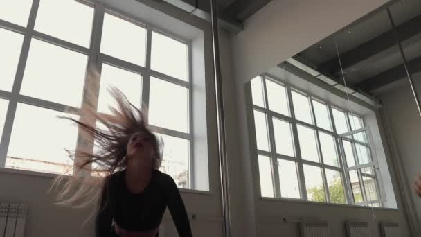演播室里在杆子上跳舞的灵活女人 — 图库视频影像