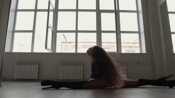 Rugalmas nő táncol a rúdon a stúdióban — Stock videók