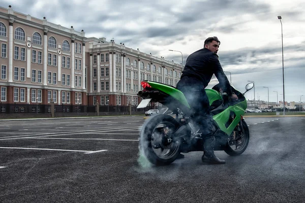 Nahaufnahme Eines Motorrads Das Gummi Verbrennt Rauch Und Funken Unter — Stockfoto