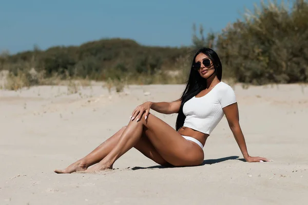 Atraktivní Opálená Žena Bílých Kalhotkách Nahoře Sedí Písečné Pláži Odpočívá — Stock fotografie