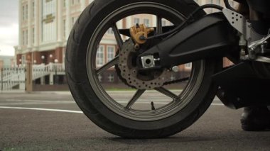 Motosikletli bir motorcu duman içinde sürükleniyor.