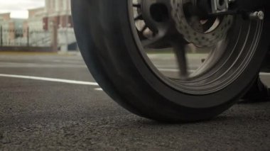 Motosikletli bir motorcu duman içinde sürükleniyor.