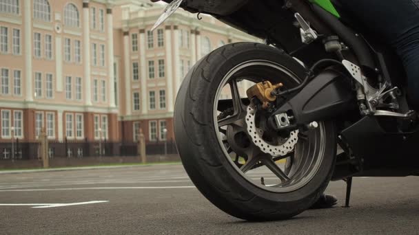 Motociclista en una motocicleta deriva en el humo — Vídeos de Stock