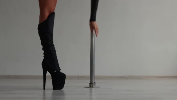 Mujer flexible bailando en pole en estudio — Vídeos de Stock