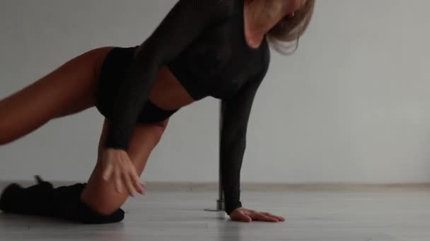 Elastyczna kobieta tańcząca na rurze w studio — Wideo stockowe