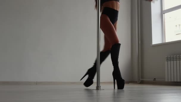 Flexibilní žena tančící na tyči ve studiu — Stock video