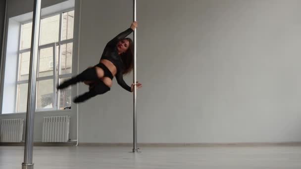 Flexible Frau tanzt auf Stange im Studio — Stockvideo