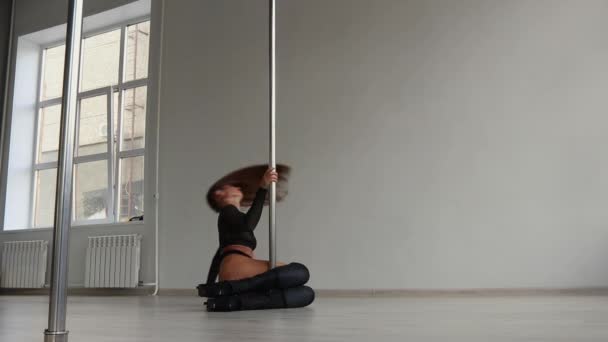 Flexibilní žena tančící na tyči ve studiu — Stock video