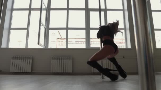 Wanita fleksibel menari di tiang di studio — Stok Video