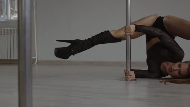 柔軟な女性はスタジオでポールダンス — ストック動画