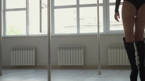 Гнучка жінка танцює на полюсі в студії — стокове відео