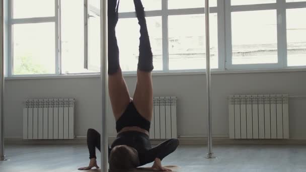 Flexibil femeie dansând pe pol în studio — Videoclip de stoc