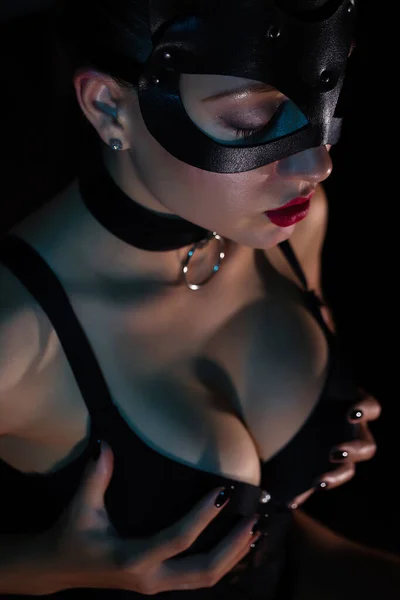 Kameraya bakan oyuncu kedi kadın görüntüsü