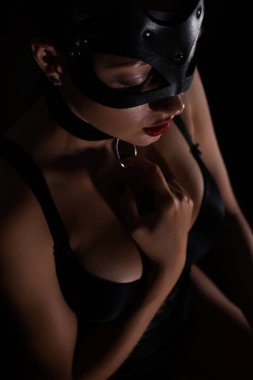 Kameraya bakan oyuncu kedi kadın görüntüsü