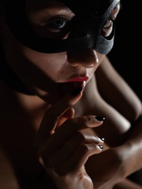 Kameraya bakan oyuncu kedi kadın görüntüsü