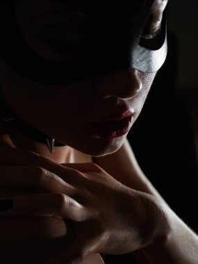 Kameraya bakan oyuncu kedi kadın görüntüsü