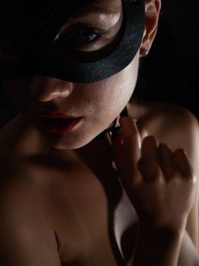 Kameraya bakan oyuncu kedi kadın görüntüsü