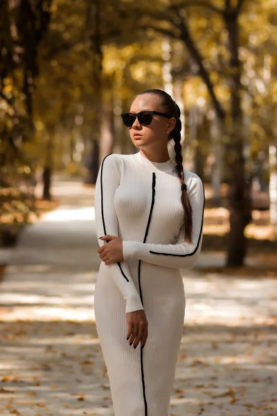 Stílusos Női Modell Fehér Ruhában Napszemüvegben Félrenéz Miközben Áll Sikátorban — Stock Fotó