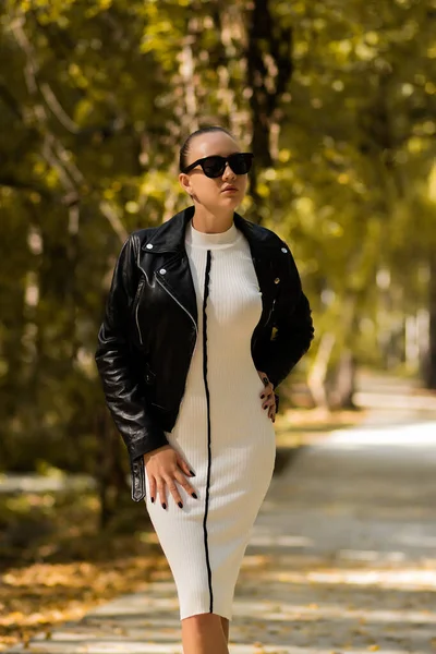 Femme Mince Robe Blanche Tendance Lunettes Soleil Décollant Veste Cuir — Photo