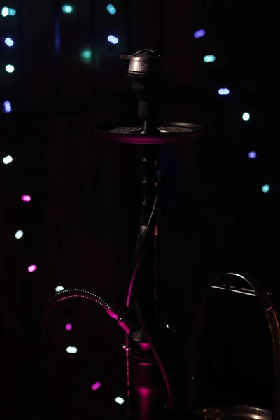 暗い部屋で蒸気の雲を作る石沙ボウルにフカホット石炭 バックライト付きのダークでスタイリッシュな東洋の社 選択的焦点 — ストック写真