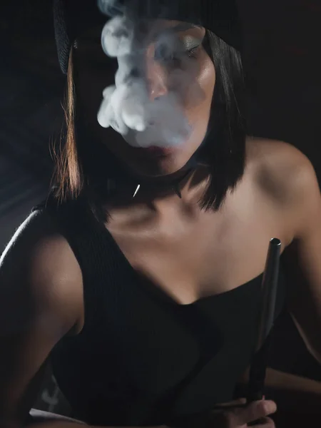 Attraente Donna Cappello Che Esala Fumo Narghilè Mentre Riposa Camera — Foto Stock