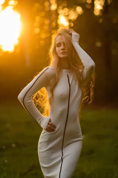 Mujer Delgada Vestido Blanco Moda Sosteniendo Mano Cintura Tocando Cabello — Foto de Stock