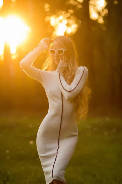 Mujer Delgada Vestido Blanco Moda Sosteniendo Mano Cintura Tocando Cabello — Foto de Stock