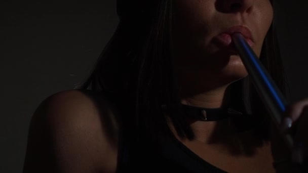 Mujer fumando narguile en discoteca — Vídeo de stock