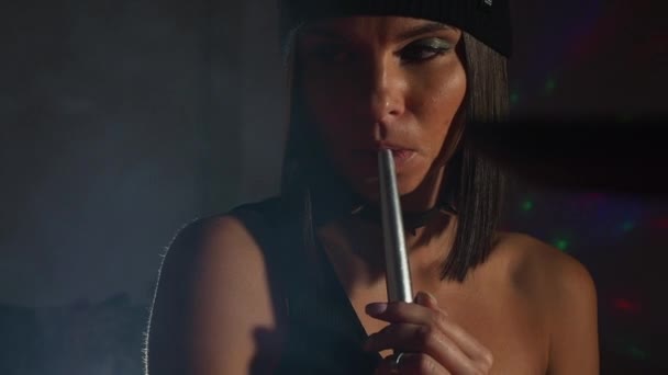 Žena kouření hookah v nočním klubu — Stock video