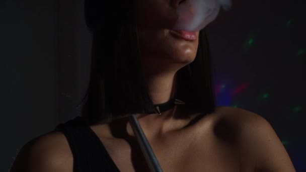 Mujer fumando narguile en discoteca — Vídeos de Stock