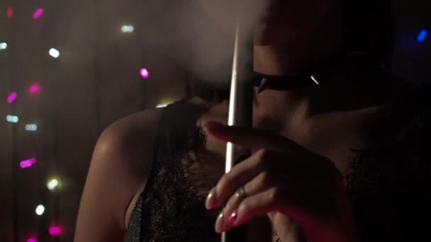 女喫煙売春婦でナイトクラブ — ストック動画