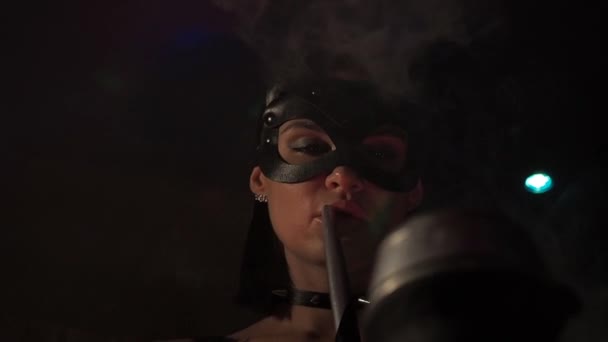 Donna che fuma narghilè in discoteca — Video Stock