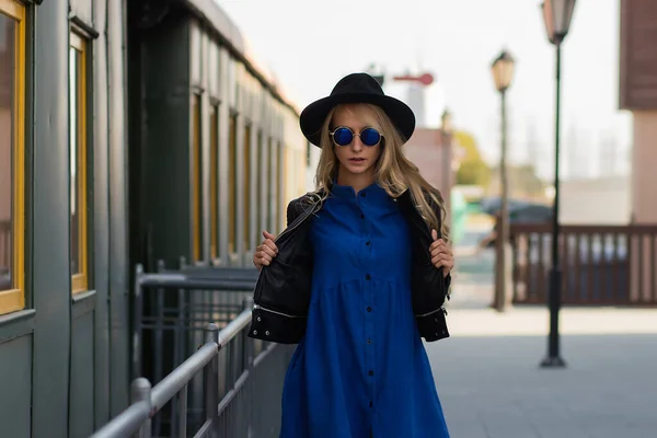 Ung Kvinna Trendig Outfit Korsning Armar När Står Järnvägsstationen Nära — Stockfoto