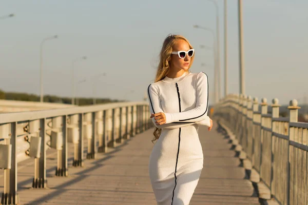 Helkroppsblond Kvinna Snygg Vit Klänning Tittar Bort När Står Asfalterad — Stockfoto