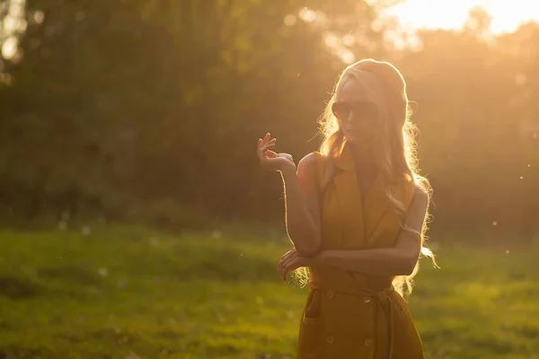 Mujer Delgada Traje Amarillo Moda Cruzando Brazos Mirando Cámara Mientras — Foto de Stock