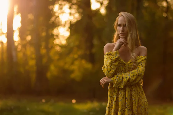 Mujer Rubia Cuerpo Completo Vestido Floral Mirando Hacia Otro Lado — Foto de Stock