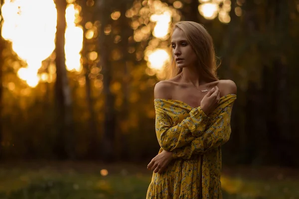 Mujer Rubia Cuerpo Completo Vestido Floral Mirando Hacia Otro Lado — Foto de Stock