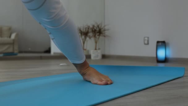 Młoda kobieta praktykująca jogę w studio — Wideo stockowe