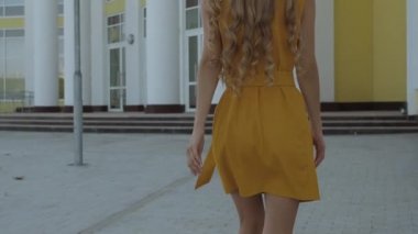 Sokakta yürüyen kendine güvenen şık bir kadın.